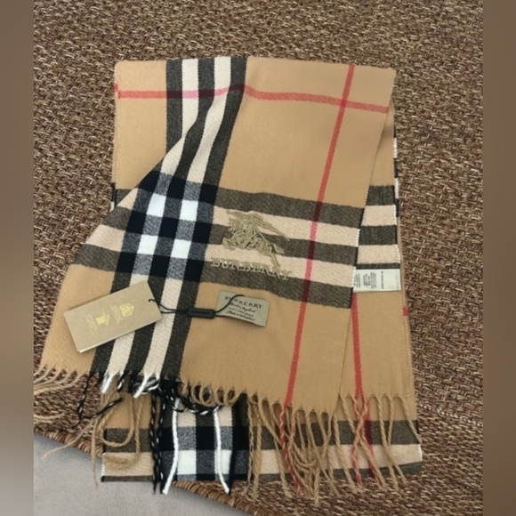 BURBERRY Scarf - Picture 1 of 3